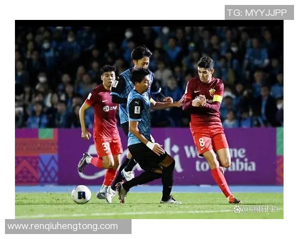 足球球星场上那些引发争议的脏动作与比赛风波解析